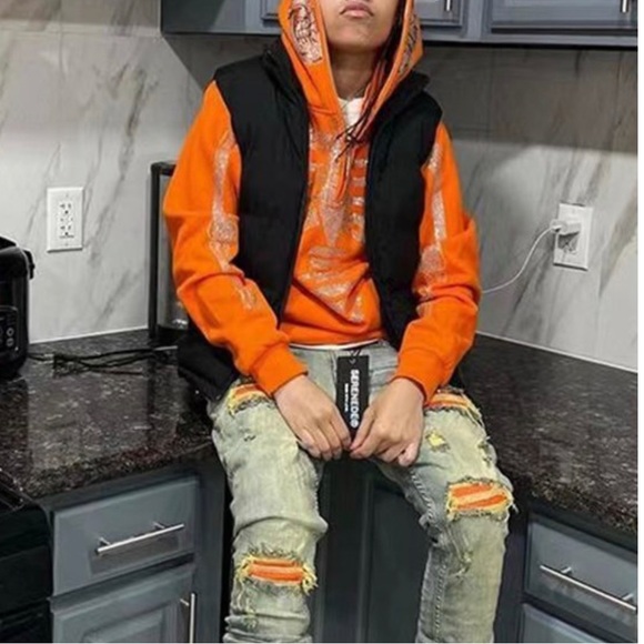 Hide your whole head, in one zip. Zip your gone, I mean people will still see u - Picture 2 of 3